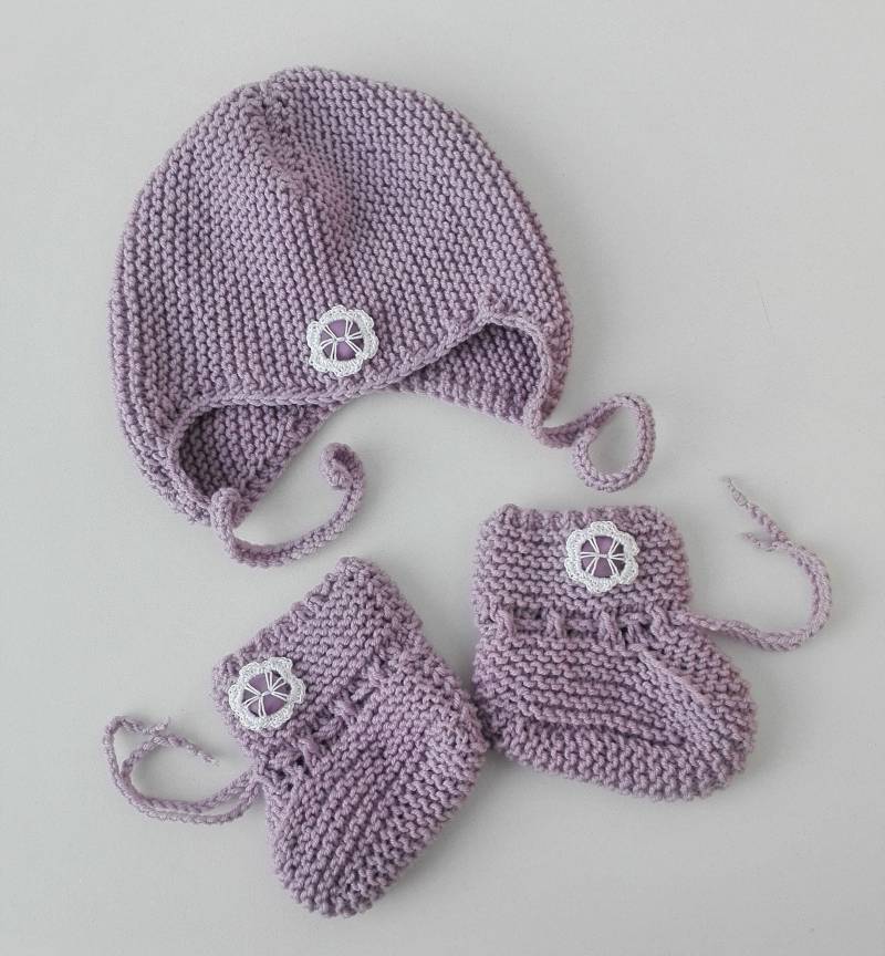 Baby - Set, Taufset, Mütze Und Babyschuhe, Aus Merinowolle in Flieder Gestrickt von FaTaHandarbeit