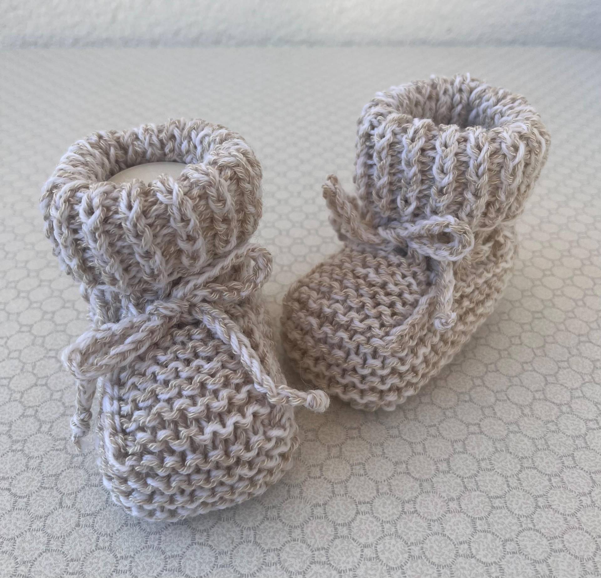 Babyschühchen Babyschuhe Taufschuhe Gestrickt Beige Weiß 9, 5 cm Babyschühchen Babyschuhe Taufschuhe Gestrickt Beige Weiß 9, 5 cm von FaTaHandarbeit