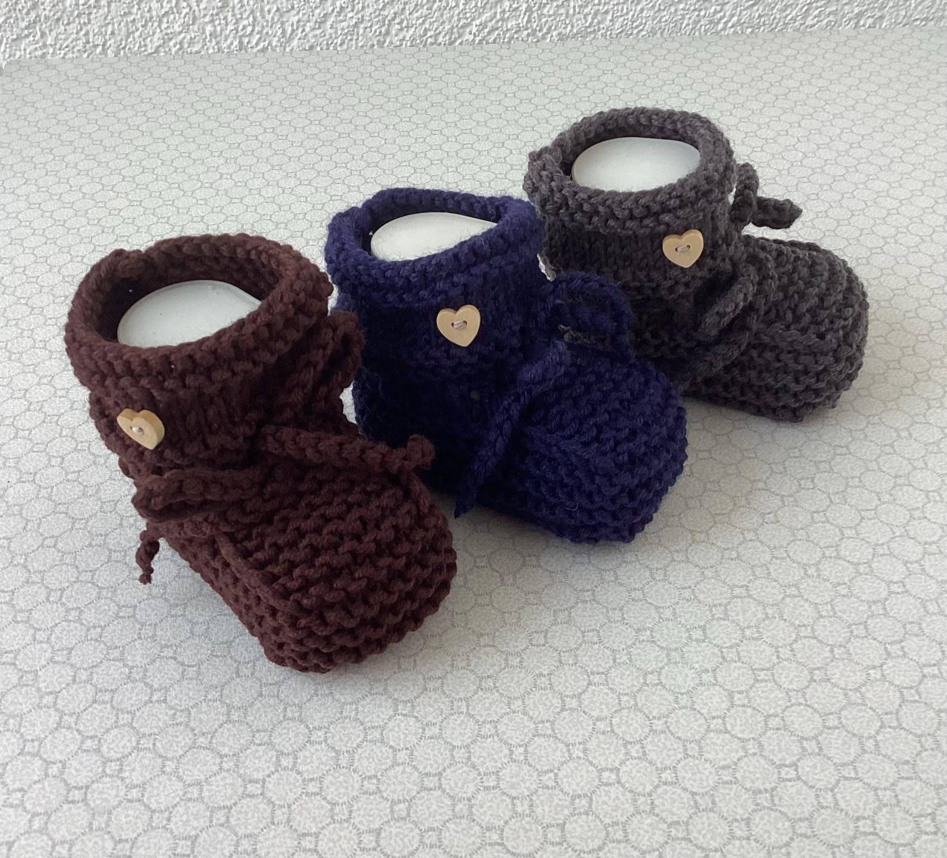 Babyschuhe Taufschuhe Merinowolle Mit Herzchen Knopf Grau, Blau Oder Braun Babyschuhe Taufschuhe Merinowolle Mit Herzchen Knopf Grau, Blau Oder Braun von FaTaHandarbeit