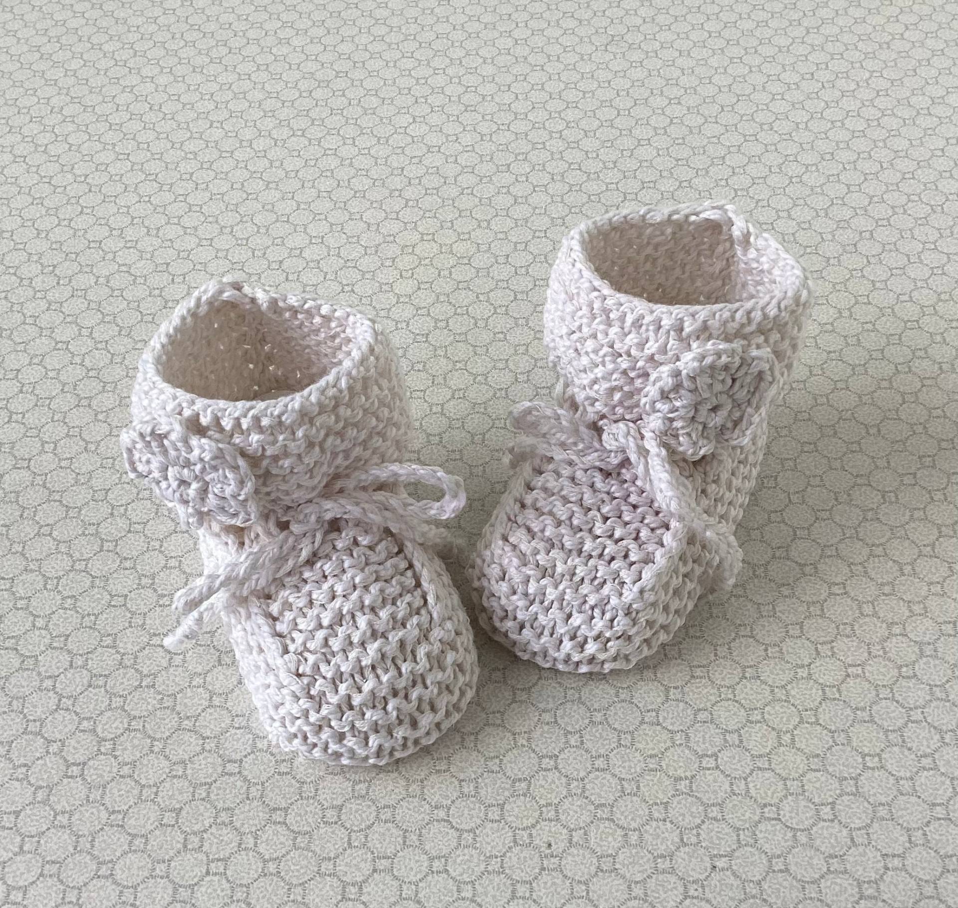 Babyschuhe Taufschuhe Seide Baumwolle in Weiß Gestrickt Ca. 10 cm von FaTaHandarbeit