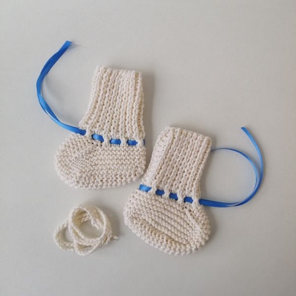 Babyschuhe Taufschuhe Seide Mischung in Wollweiß Gestrickt 9, 5 cm von FaTaHandarbeit