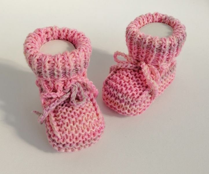 Babyschuhe Taufschuhe in Rosa - Grau Weiß Gestrickt von FaTaHandarbeit