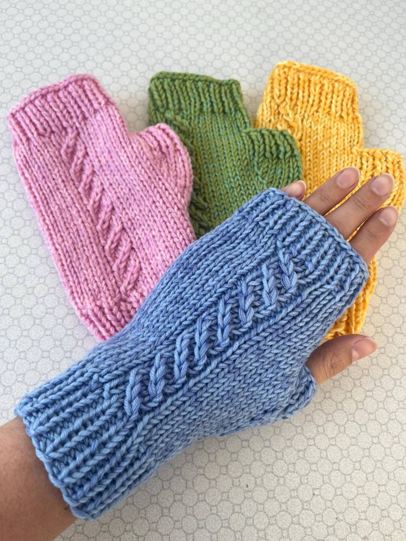 Gestrickte Armstulpen Pulswärmer Fingerhandschuhe Aus Merinowolle Mischung in 4 Farben von FaTaHandarbeit