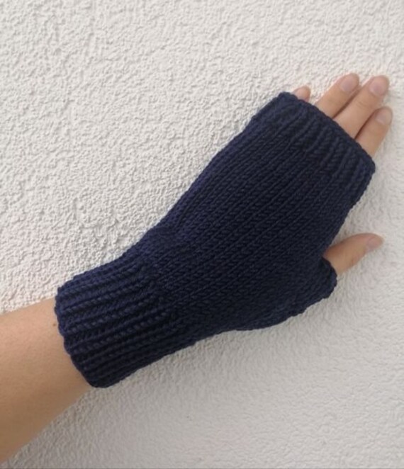Gestrickte Armstulpen Pulswärmer Fingerhandschuhe Aus Merinowollmischung in 4 Farben von FaTaHandarbeit