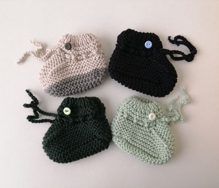 Gestrickte Babyschuhe Taufschuhe Merinowolle von FaTaHandarbeit