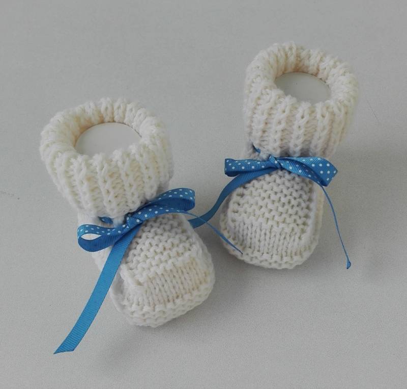Gestrickte Babyschuhe Taufschuhe in Weiß Gestrickt von FaTaHandarbeit