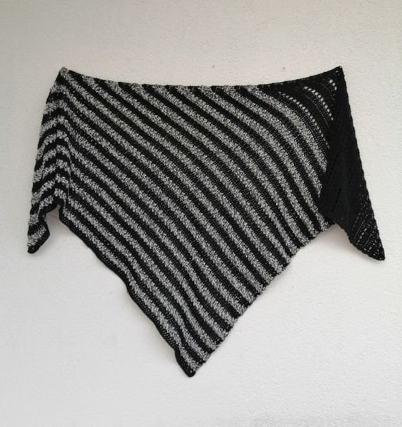 Halstuch Dreieckstuch Tuch Schwarz-Weiss-Silber von FaTaHandarbeit