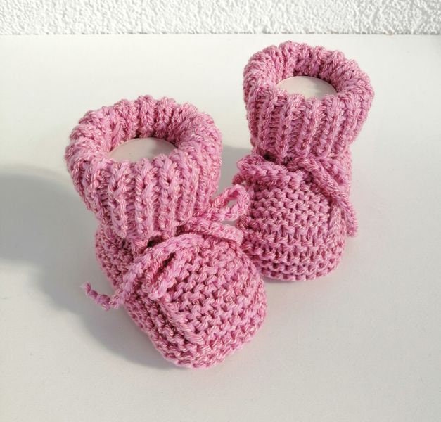 Merino Baumwolle Babyschuhe Taufschuhe in Rosa - Weiß Boucliert von FaTaHandarbeit