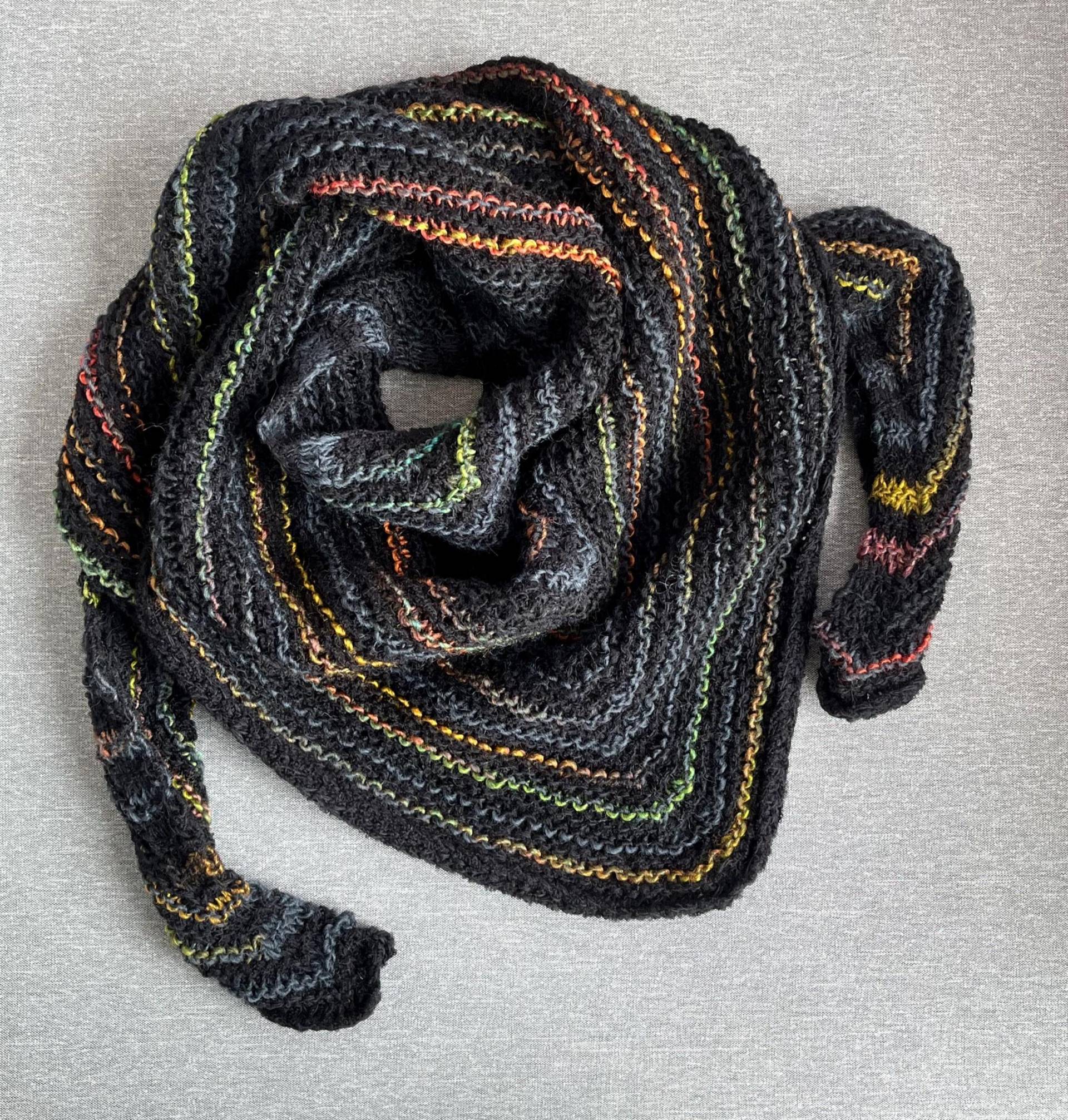 Minituch Halstuch Dreieckstuch Schwarz Bunt Gestreift Gestrickt von FaTaHandarbeit