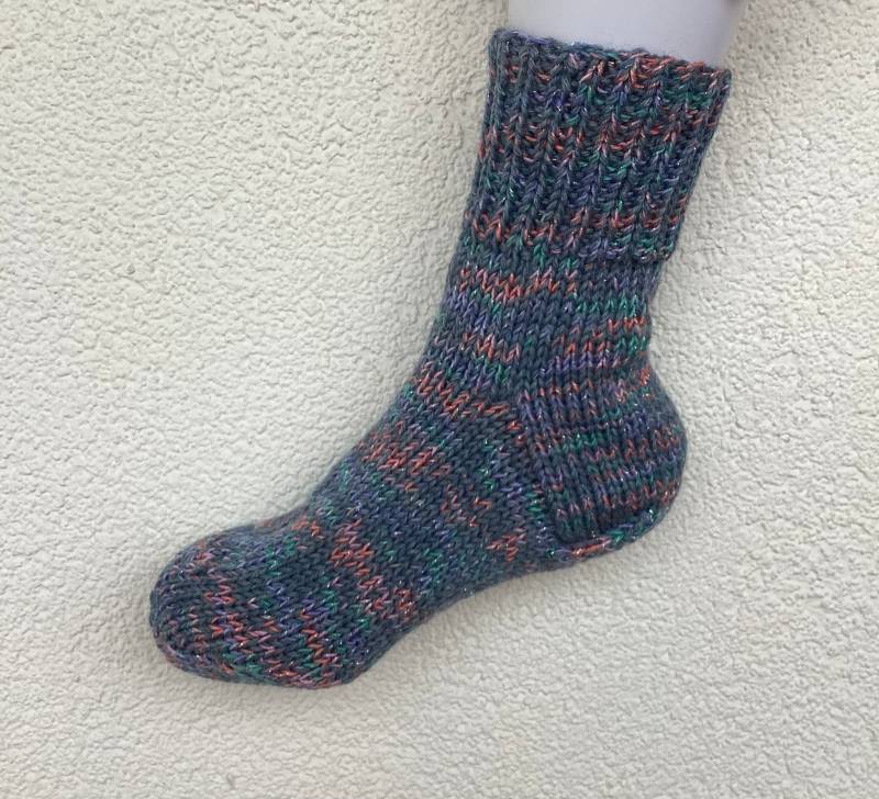 Sofasocken Schlafsocken 4 Farbvarianten Mit Glitzer Handgestrickt von FaTaHandarbeit