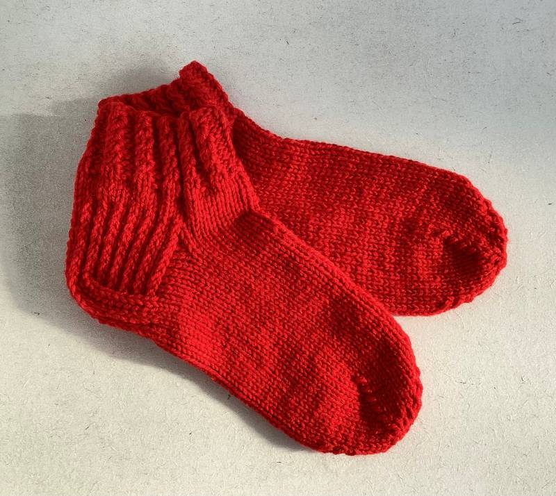 Sofasocken Schlafsocken Knallrot Handgestrickt Gr. 41-42 von FaTaHandarbeit