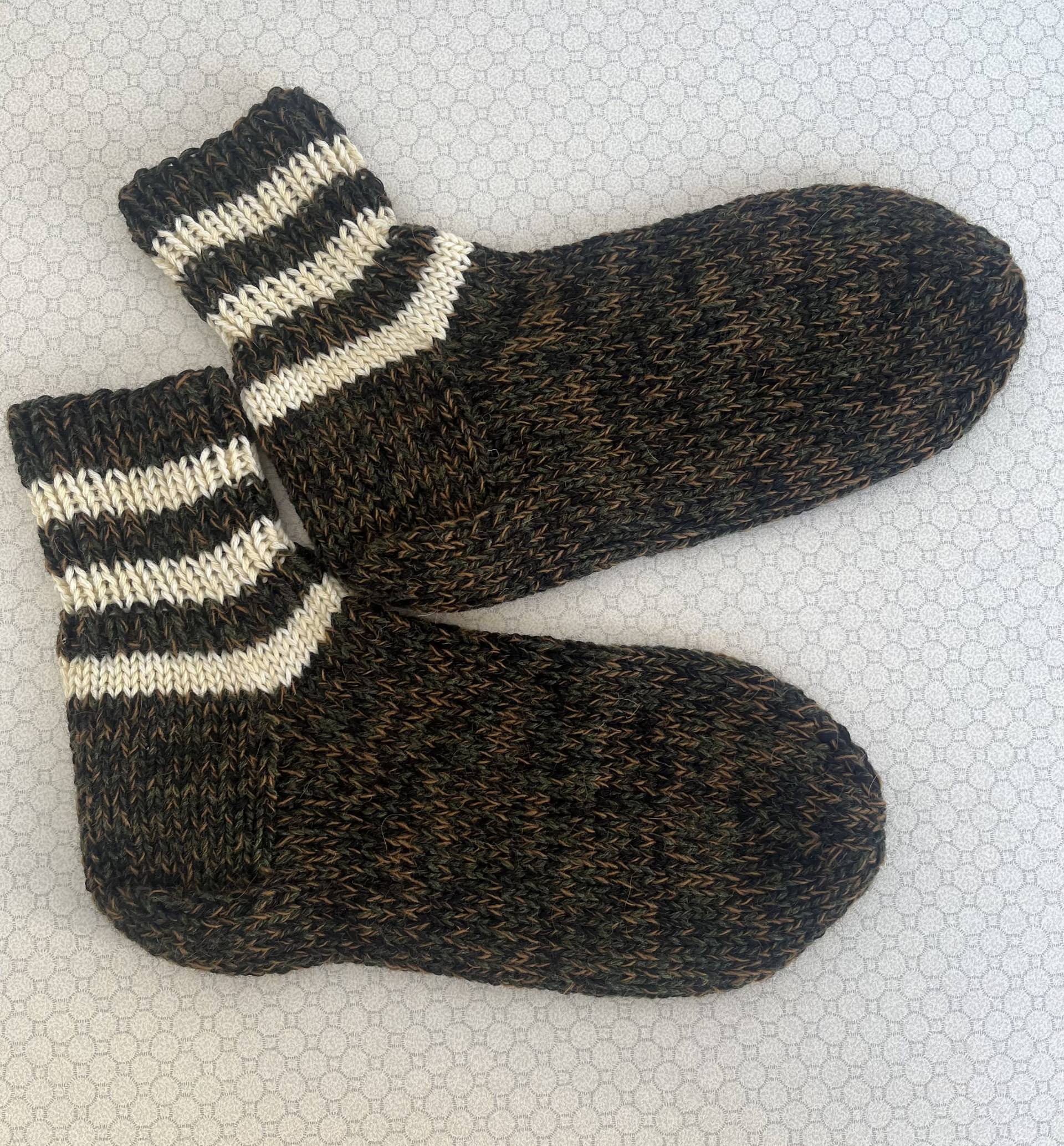 Sofasocken Schlafsocken Socken Handgestrickt Gr. 43-45 von FaTaHandarbeit