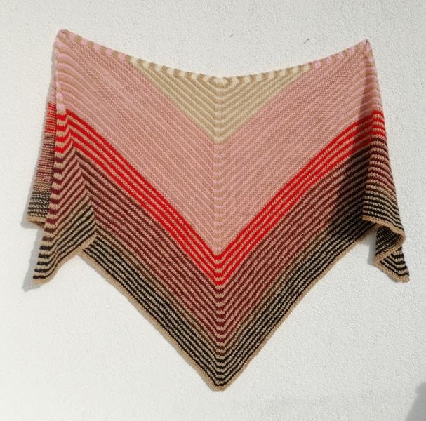 Tuch Halstuch Schultertuch Dreieckstuch Baktus Gestreift Beige-Rosa-Rot-Weiß von FaTaHandarbeit