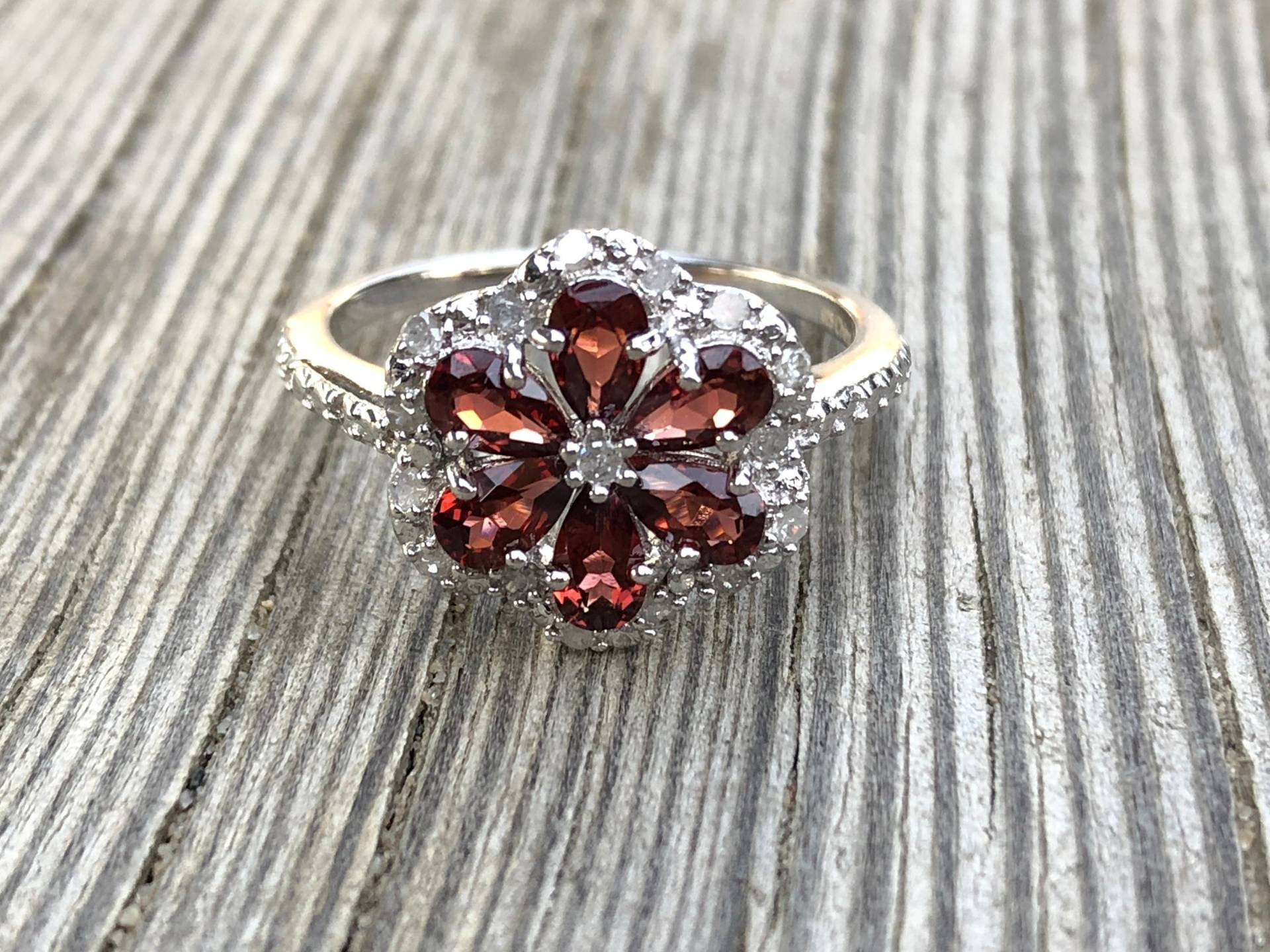 sterling Silber 925 Rhodolit Rot Granat & Natürliche Salz Diamanten Band Ring Größe 8 sterling Silber 925 Rhodolit Rot Granat & Natürliche Salz Diamanten Band Ring Größe 8 von FabFindingsNY
