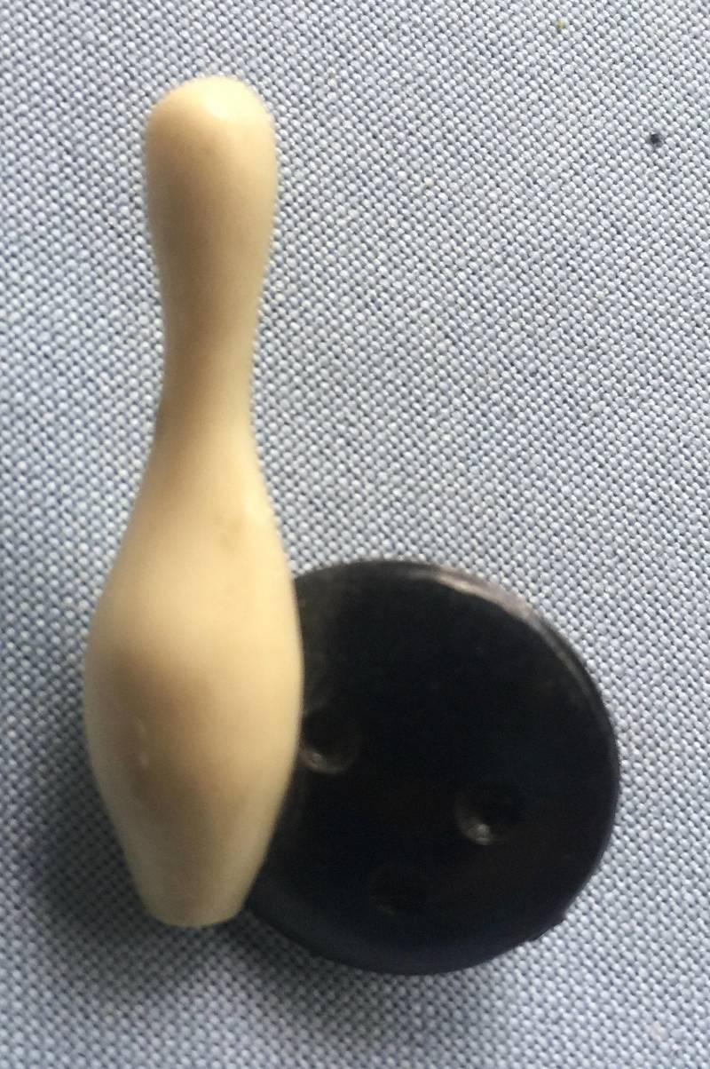 Bowling Brosche, 50Er Pin, Schmuck, Geschenk, Jahre Bowling, Schwarz Weiß 60Er Retro Pin Bowling Brosche, 50Er Pin, Schmuck, Geschenk, Jahre Bowling, Schwarz Weiß 60Er Retro Pin von FabFinds42