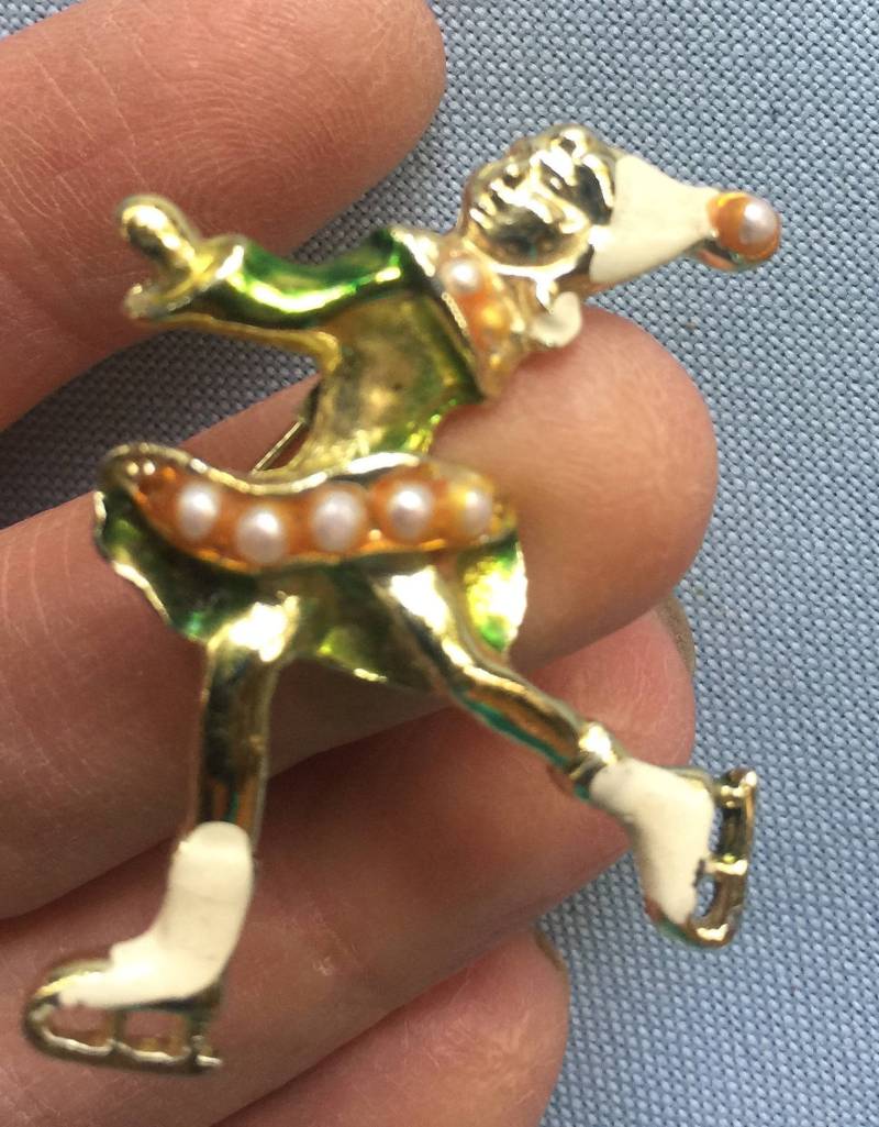 Eiskunstläuferin, Eiskunstläuferin Brosche, Skaten Anstecknadel, Skating Winter Pin, Rotgold Skater Kinder Anstecker, Anstecker von FabFinds42