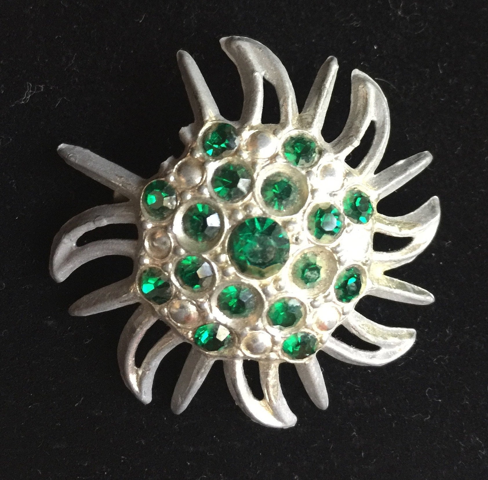Grün Silber Anstecknadel, Grüner Pin, Grüne Brosche, Zinn Retro Schmuck, 40Er Jahre Anstecker von FabFinds42
