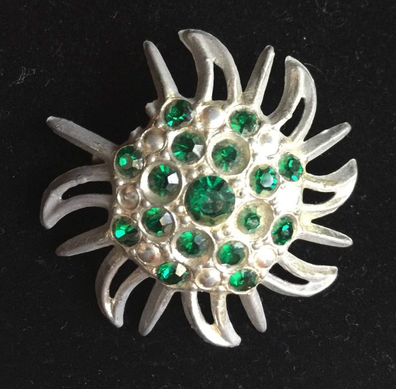 Grün Silber Anstecknadel, Grüner Pin, Grüne Brosche, Zinn Retro Schmuck, 40Er Jahre Anstecker von FabFinds42