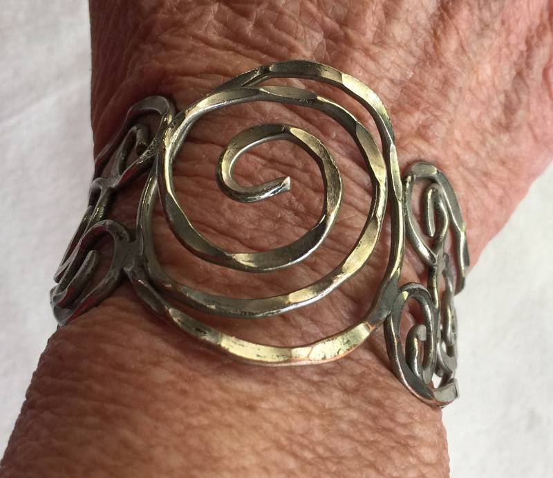 Hammer Silber Armspange, Primitive Armband, Rohe Metall Swirl Armband von FabFinds42