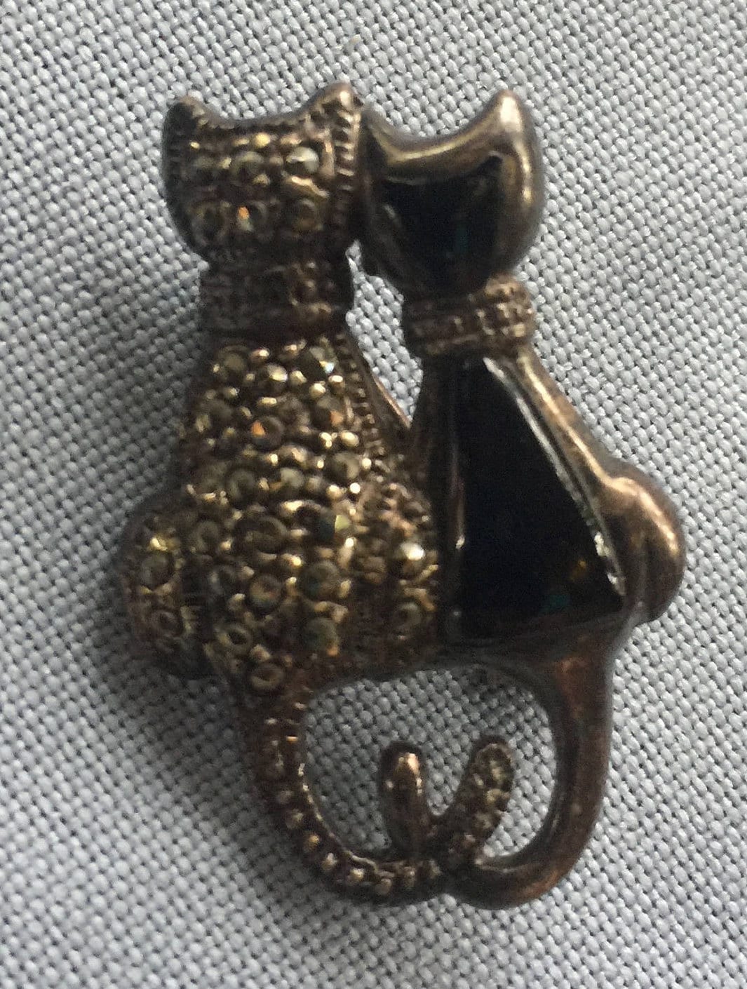 Katzenbrosche, Katzenpaarbrosche, Zwei Katzen Anstecknadel, Brosche, Katzenschmuck, Katzenlady, Katzengeschenk, Markasit Pin von FabFinds42