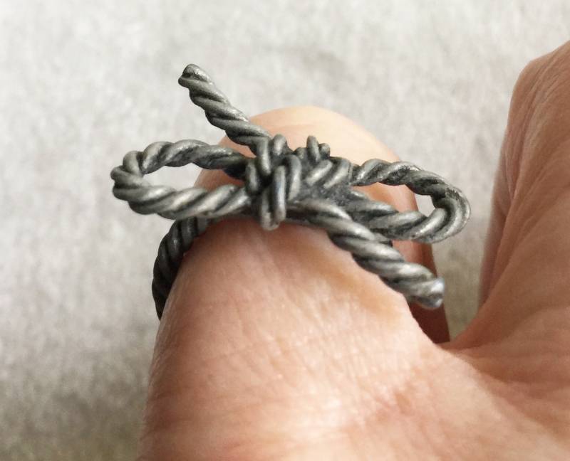 Metall Bogen Ring, Gedrehter Metallring, Verdrehter Boho Schleife 80Er Jahre Minimaler Metallring von FabFinds42