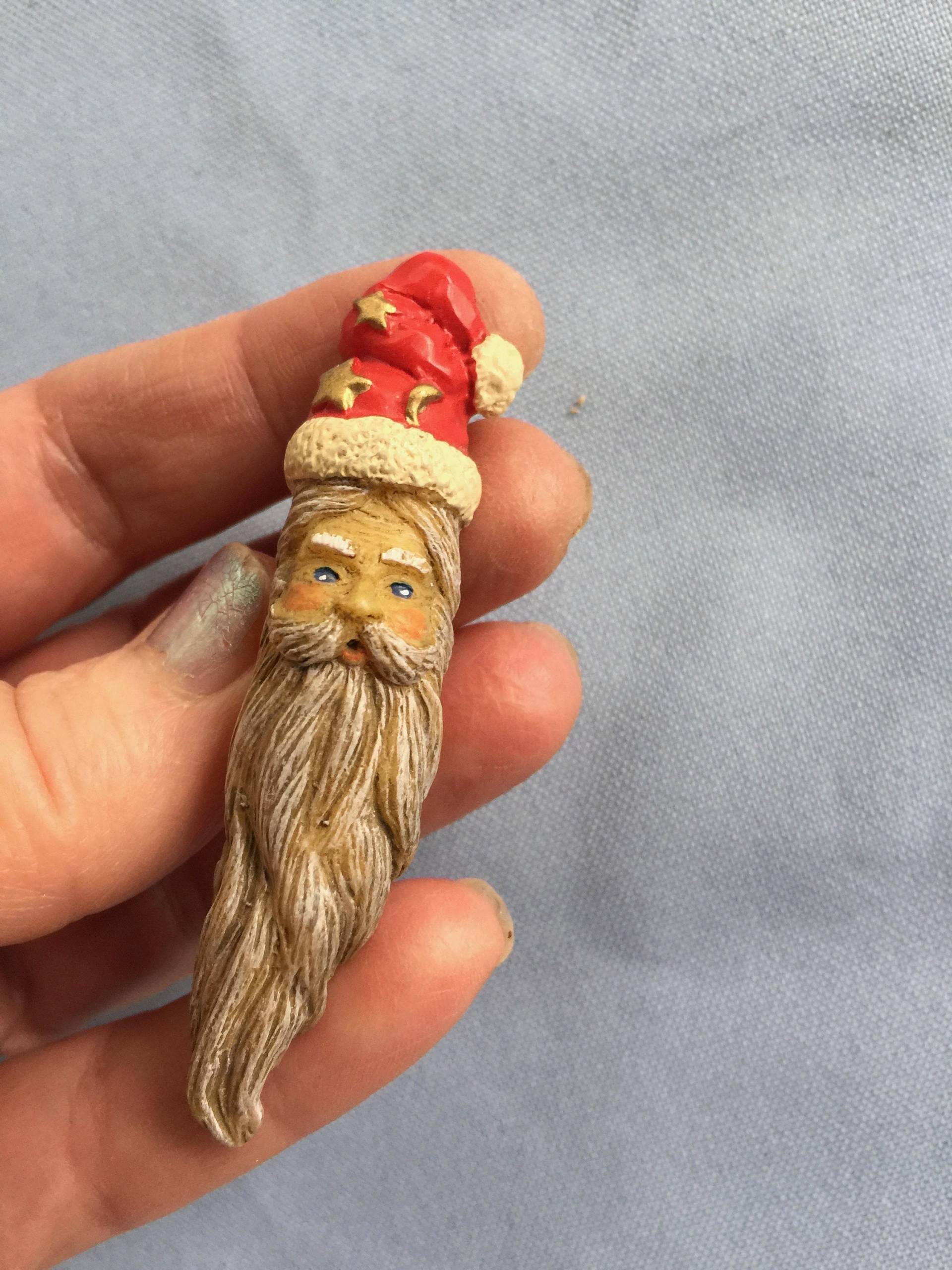Weihnachtsmann Pin, Brosche, Gesicht Geschnitzter Weihnachts Weihnachten Anstecker, Rote Retro Pin von FabFinds42