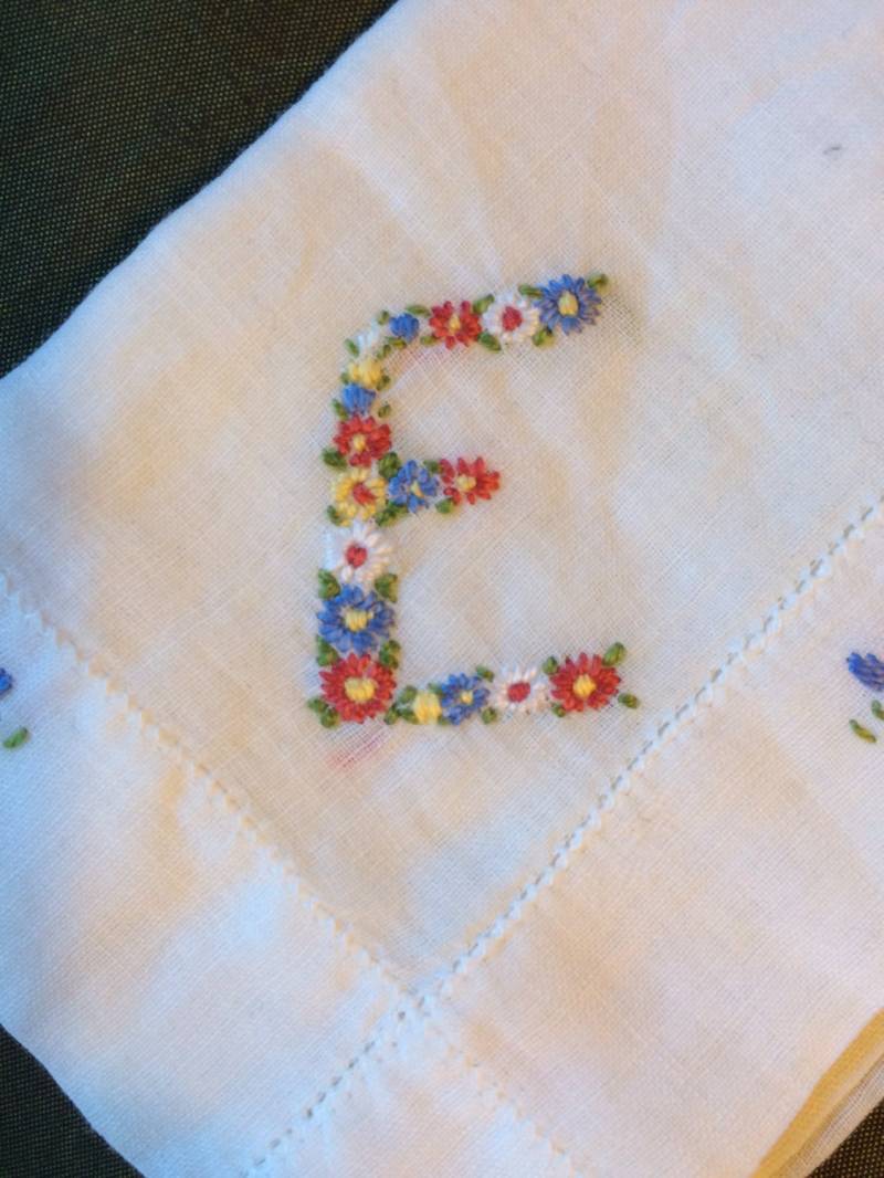 Weiße Hankie, Weißes Taschentuch, Zierliche Bestickt Tasche Initial E Initial Taschentuch von FabFinds42