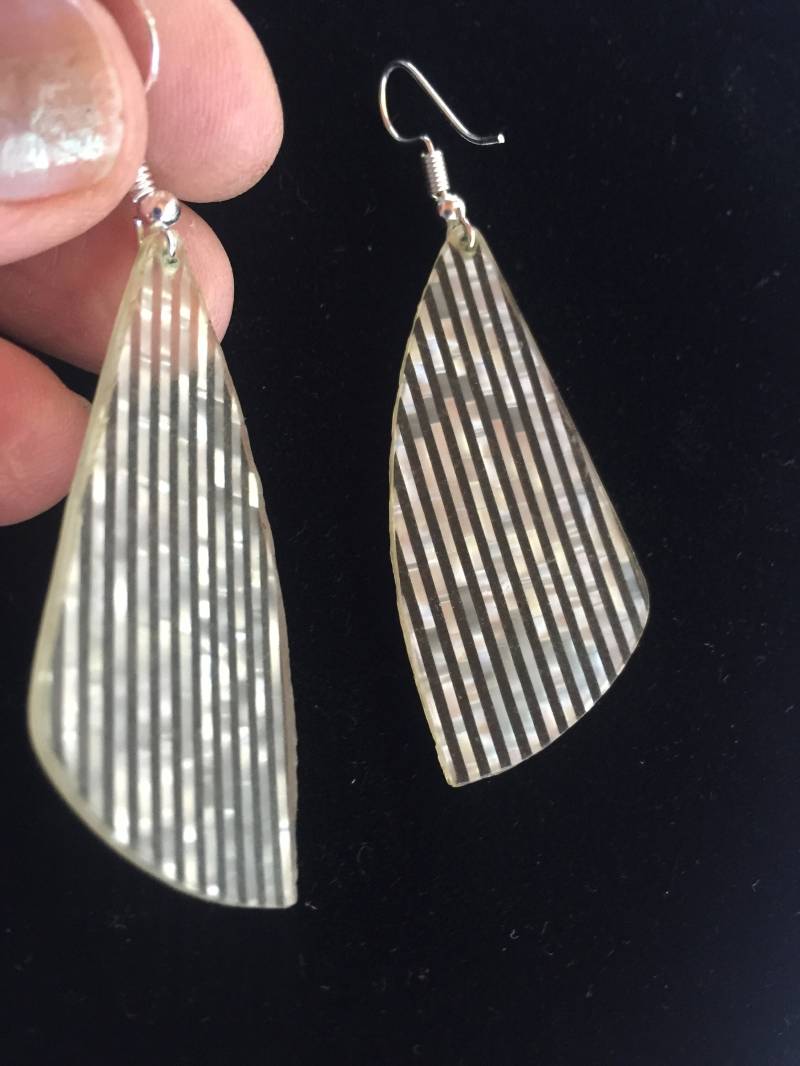 Weißer Glänzender Ohrring, Weißer Moderne Weiße Mod Schillernde 80 Baumeln Weiß Ohrring von FabFinds42