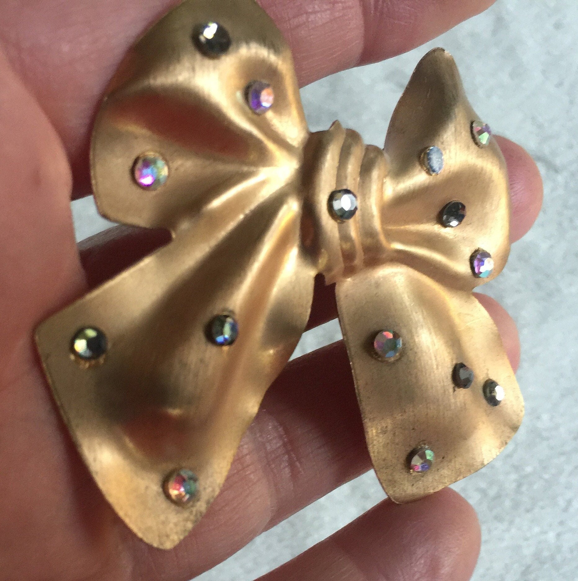 strass Schleife Pin, Metall Brosche, Kupfer Mid Century Brosche von FabFinds42