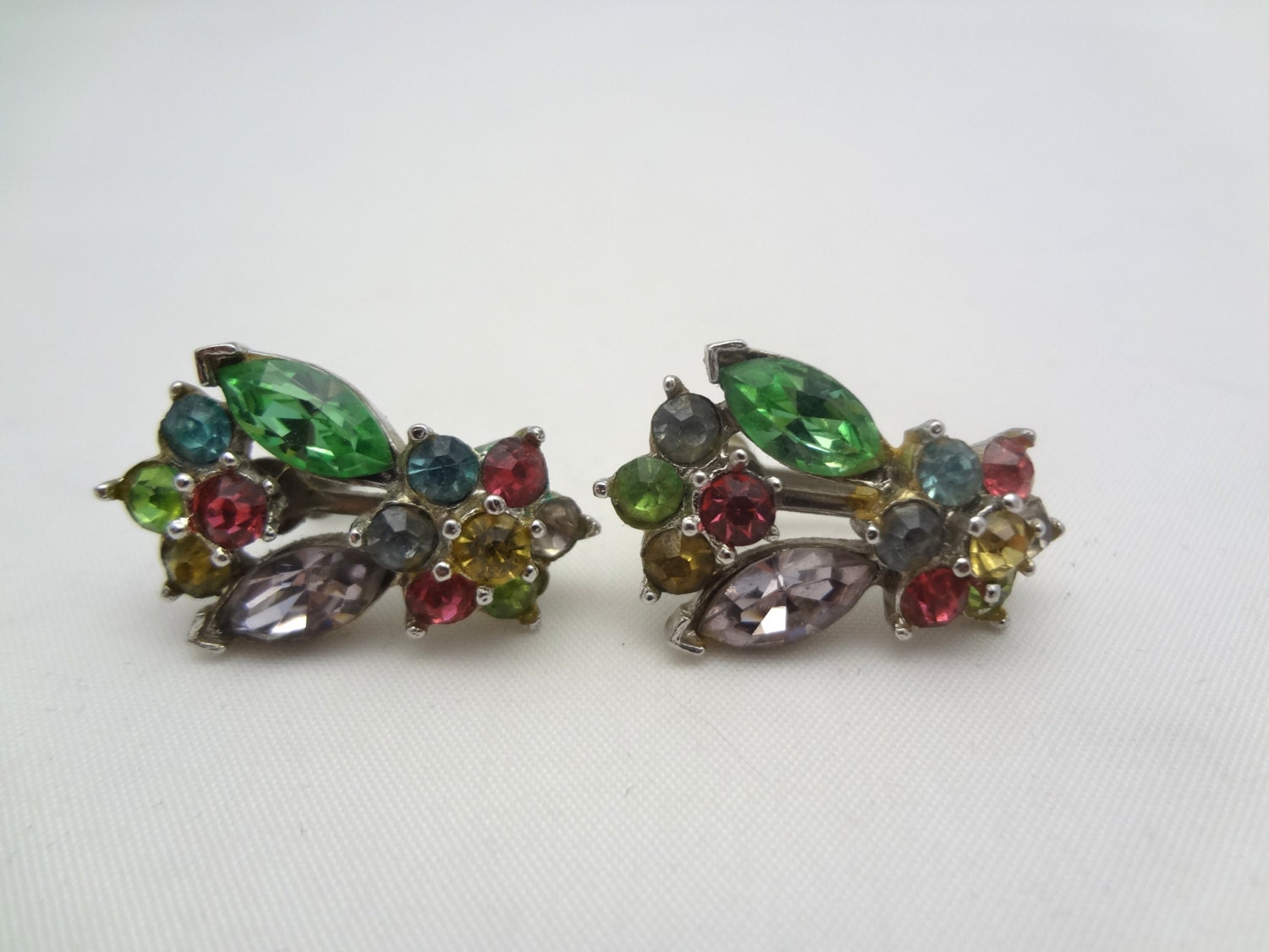 Vintage Multi Color Strass Silber Ton Ohrringe Vintage Multi Color Strass Silber Ton Ohrringe von FabFindsByJGerlach