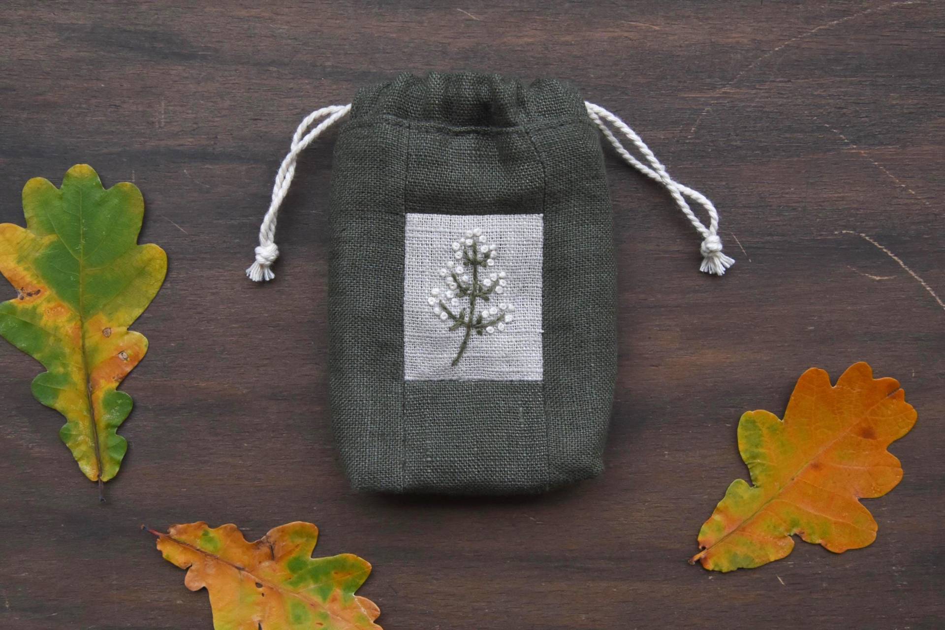 Kleiner, Dunkelgrüner Leinenbeutel Mit Zartem, Handgesticktem Bluumenmotiv Kleiner, Dunkelgrüner Leinenbeutel Mit Zartem, Handgesticktem Bluumenmotiv von Fabelwaldunikate