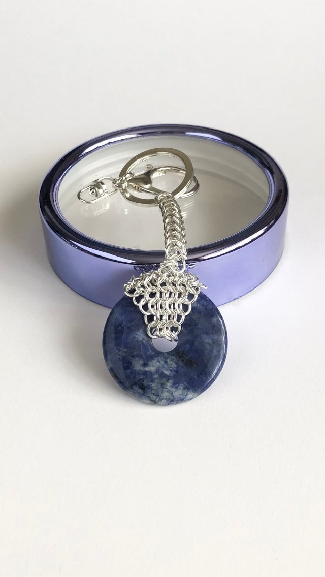 Sodalith Donut Handtasche Charme, Chainmaille Schlüsselbund, Initialen Schlüsselanhänger von Fabisha