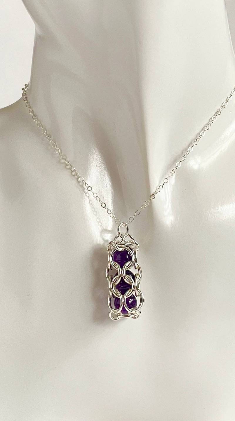 sterling Silber Amethyst Caged Edelstein Chainmaille Anhänger Mit Einer 18 Oder 20 Zoll Kette von Fabisha