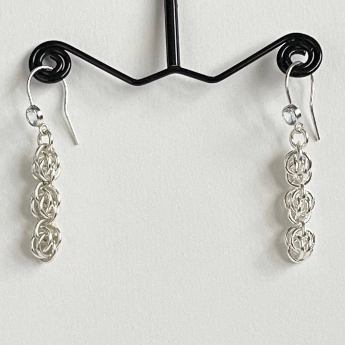 sterling Silber Blautopas Ohrringe, Mit Sweet Pea Chainmaille An Shepherd Haken von Fabisha