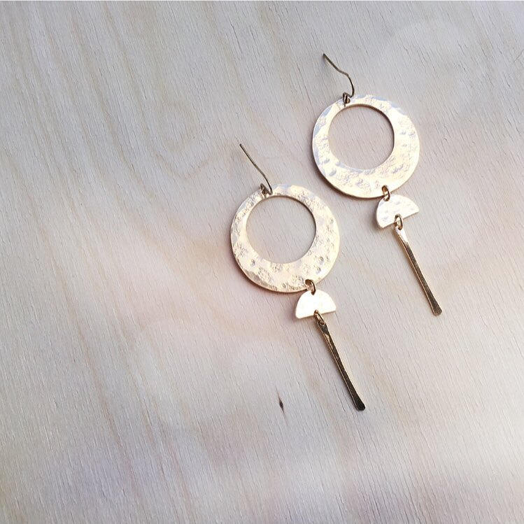 Eclipse Ohrringe // Messing Kreis + Halbmond Pendel von FableAndLore
