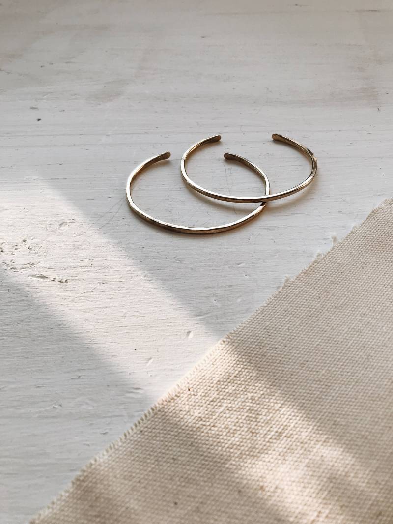 Minimalist Messing Stacker | Gehämmertes Armband, Gehämmert Einfache Gold Armspange von FableAndLore