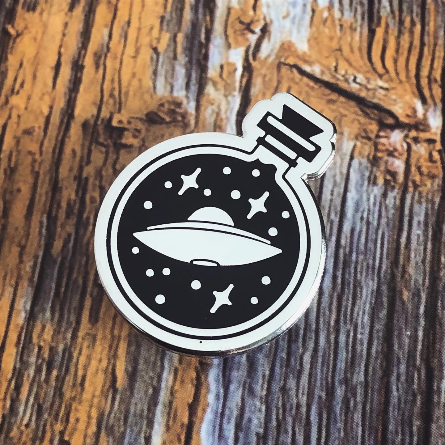 Raumschiff in Der Flasche - Emaille Pin 3, 25 Zoll Scifi Ästhetik Alien Ufo Silber Metallschmuck Sonnensystem Raumschiff in Der Flasche - Emaille Pin 3, 25 Zoll Scifi Ästhetik Alien Ufo Silber Metallschmuck Sonnensystem von FabledCreative