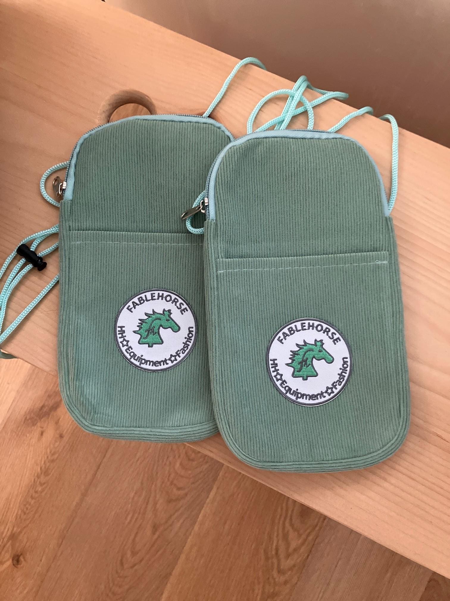 Umhängetasche Für Dein Schlüssel Oder Geldbeutel Mit Aussentasche von Fablehorses