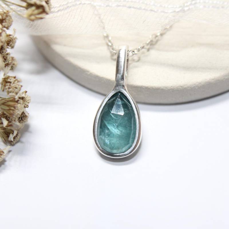 Aqua Kyanit Silber Anhänger 999 Blauer Edelstein Silberanhänger Tropfen Form Handgefertigt Von Fablesaesthetics von FablesAesthetics
