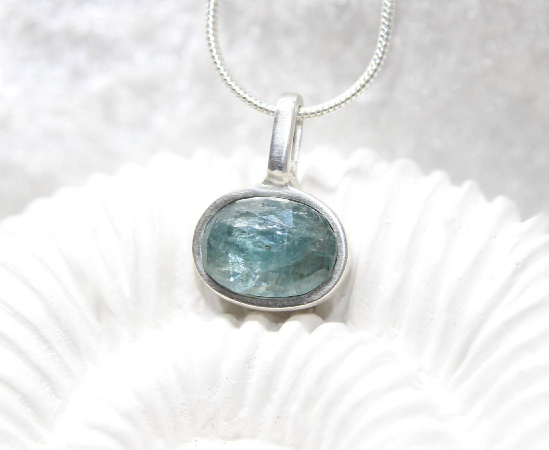 Blauer Kynanit Silberanhänger 999 Blauer Edelstein Aqua Kyanit Anhänger Handgefertigt Von Gablesaesthetics Blauer Kynanit Silberanhänger 999 Blauer Edelstein Aqua Kyanit Anhänger Handgefertigt Von Gablesaesthetics von FablesAesthetics