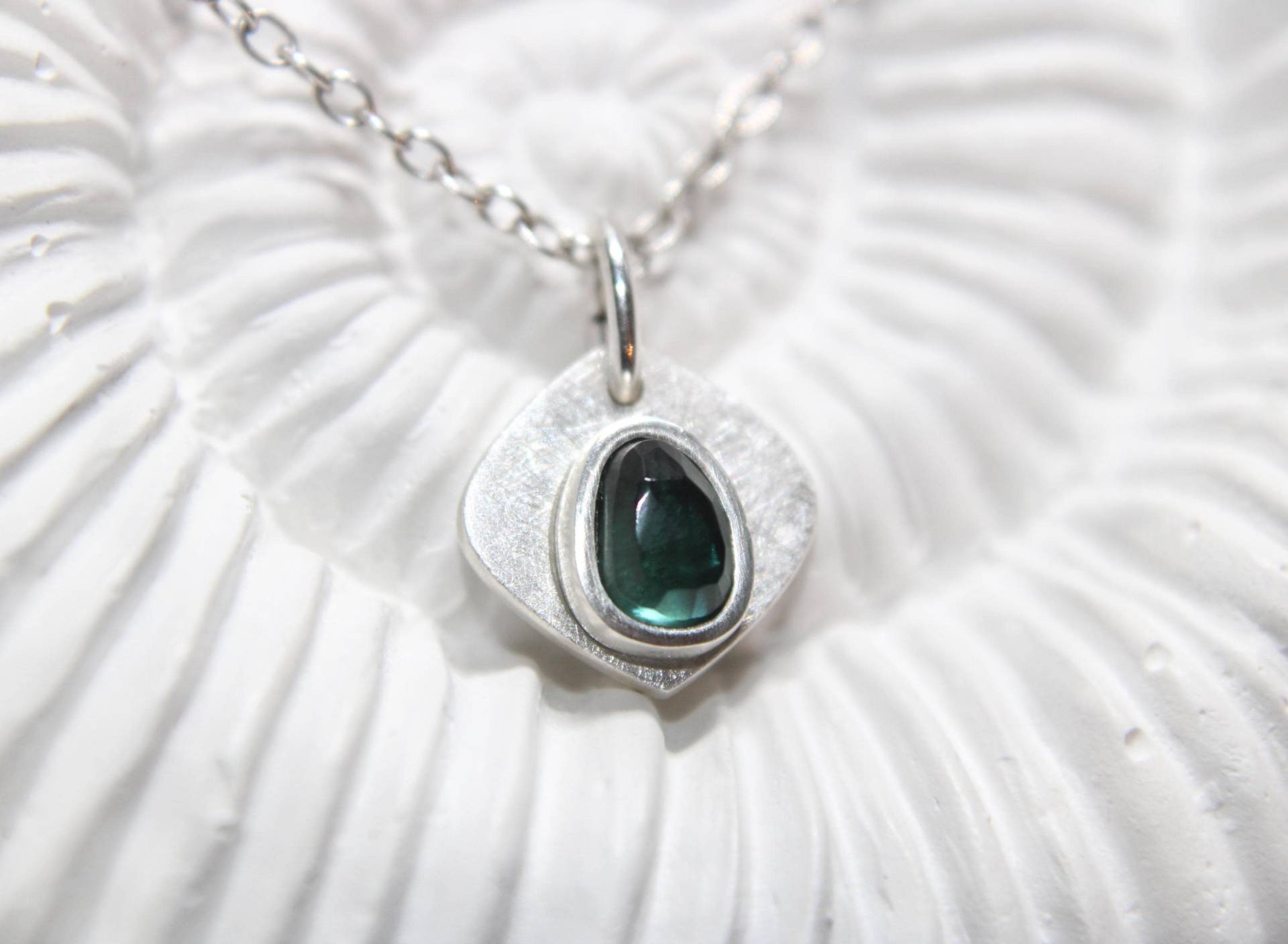 Grün-Türkis-Farbener Turmalin Anhänger Silber 999 Handgefertigt Von Fablesaesthetics von FablesAesthetics