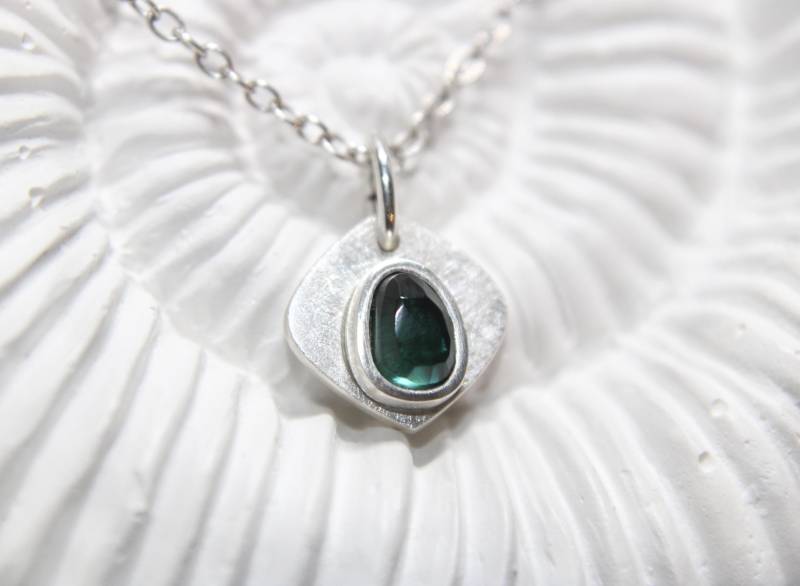 Grün-Türkis-Farbener Turmalin Anhänger Silber 999 Handgefertigt Von Fablesaesthetics von FablesAesthetics