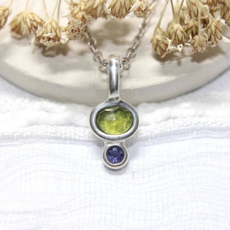 Grüner Turmalin Kettenanhänger Iolith Silber 999 Verdelith Anhänger Edelstein Schmuck Handgefertigt Von Fablesaesthetics Grüner Turmalin Kettenanhänger Iolith Silber 999 Verdelith Anhänger Edelstein Schmuck Handgefertigt Von Fablesaesthetics von FablesAesthetics