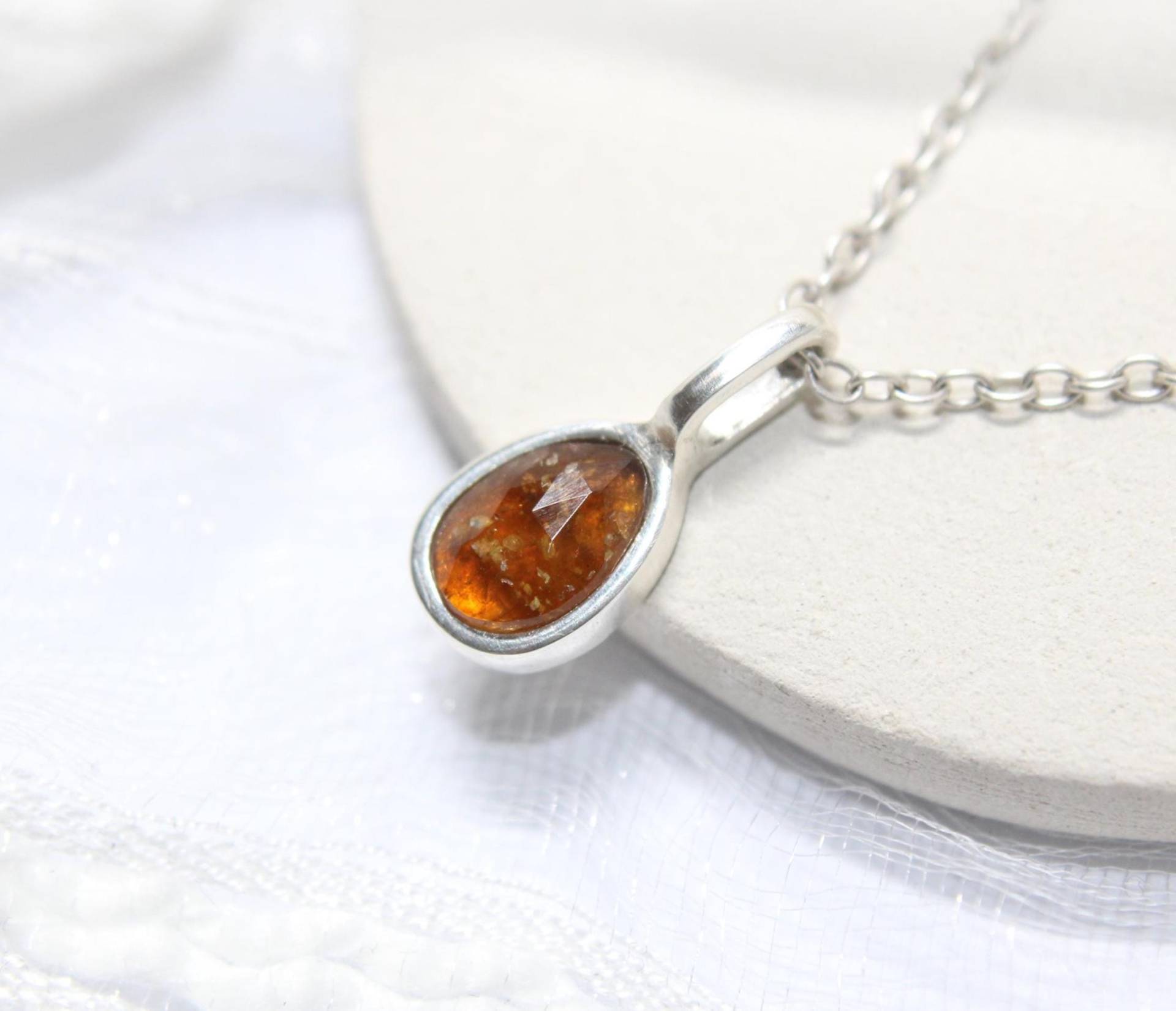 Orangefarbener Turmalin Anhänger Silber 999 Edelstein Orange Handgefertigt Von Fablesaesthetics Orangefarbener Turmalin Anhänger Silber 999 Edelstein Orange Handgefertigt Von Fablesaesthetics von FablesAesthetics