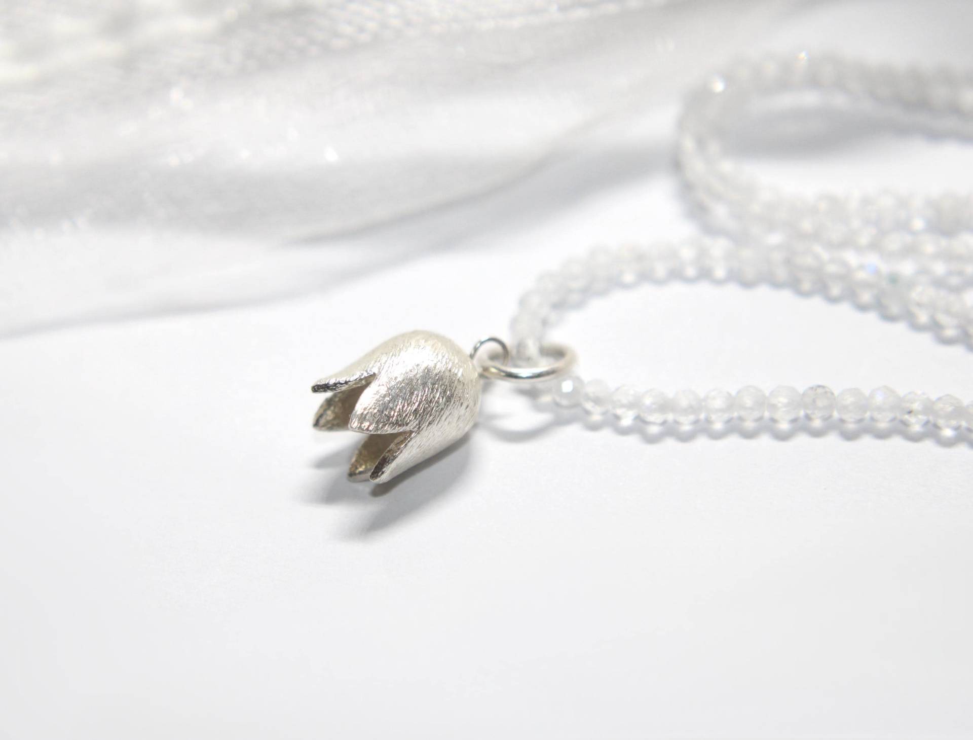 Schneeglöckchen Mondstein Halskette Blume 925 Sterling Silber Blütenkelch Anhänger Floraler Silberschmuck von FablesAesthetics