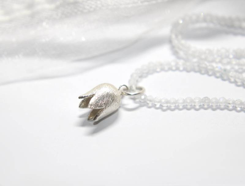 Schneeglöckchen Mondstein Halskette Blume 925 Sterling Silber Blütenkelch Anhänger Floraler Silberschmuck von FablesAesthetics