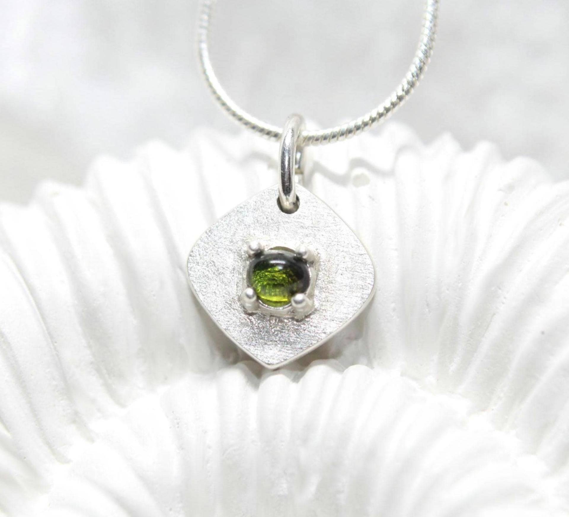 Turmalin Kettenanhänger Silber 999 Verdelith Grüner Edelstein Anhänger Turmalinstein Handgefertigt Von Fablesaesthetics von FablesAesthetics