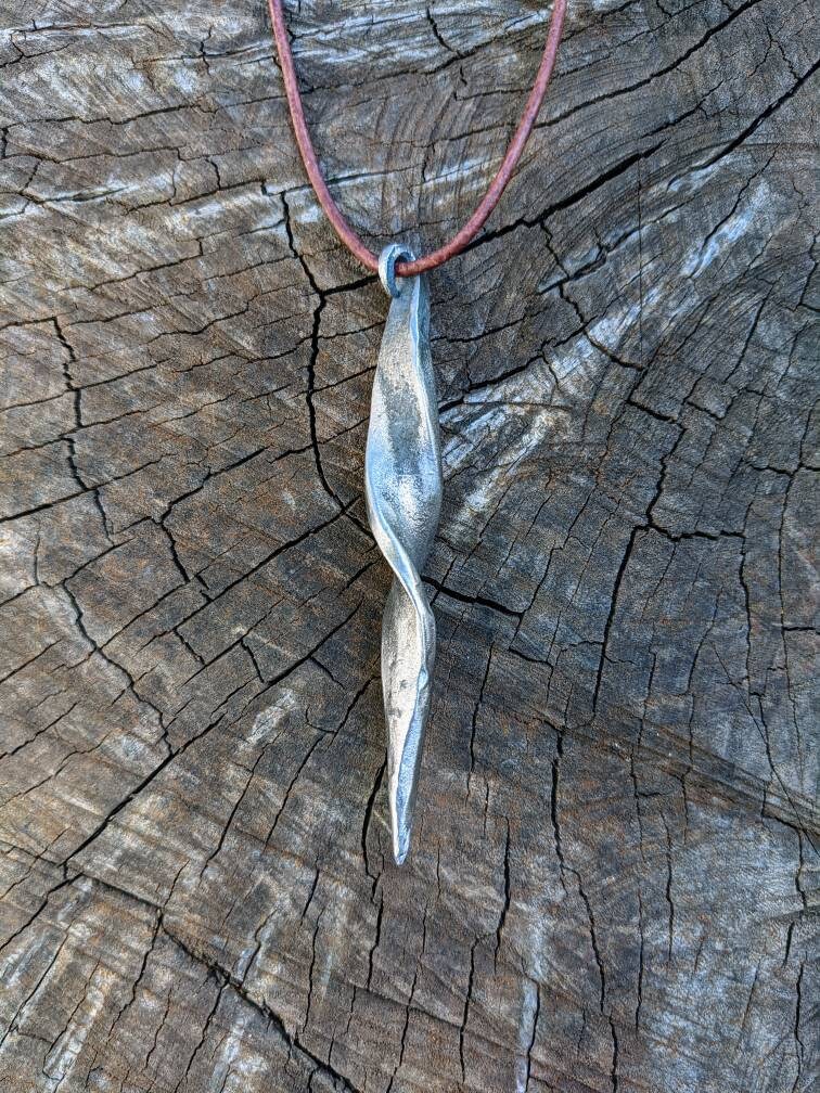 Gewundener Anhänger, Handgeschmiedet, Gebürstet Gewundener Anhänger, Handgeschmiedet, Gebürstet von FabrefactumFureti