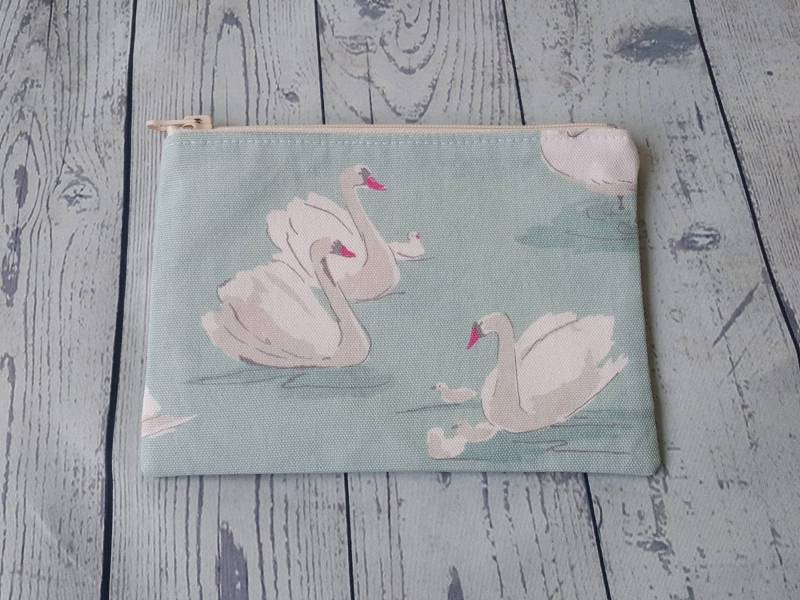 Reißverschluß Kosmetiktasche, Floral Stoff, Make-Up Veranstalter, Tasche, Braut Bridal Shower Geschenk, Kulturbeutel, Kosmetiktasche von FabricBagsAndMore