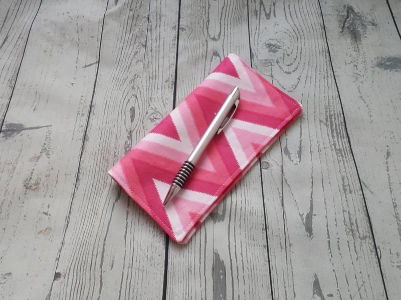 Rosa Chevron Scheckheftabdeckung, Brieftasche, Eingang Halter, Coupons Organizer, Stoff Karo Halter von FabricBagsAndMore